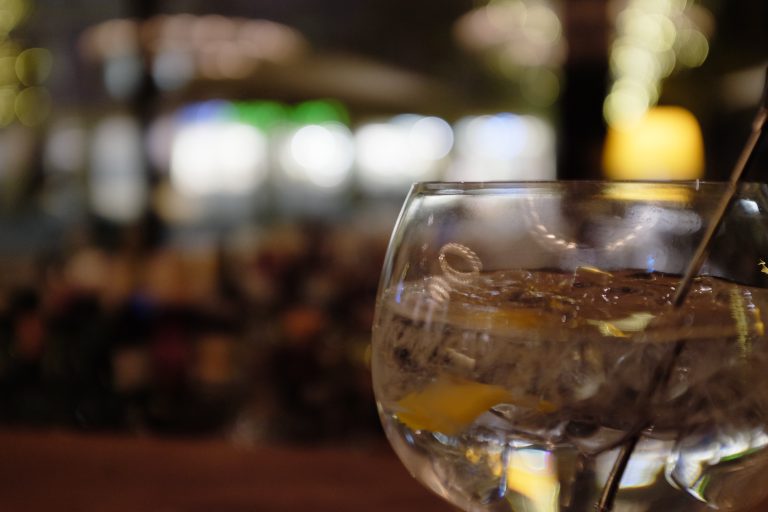 Gin Tonic mit Zitrone im Ballonglas – Cocktailbar il Boccone Konstanz