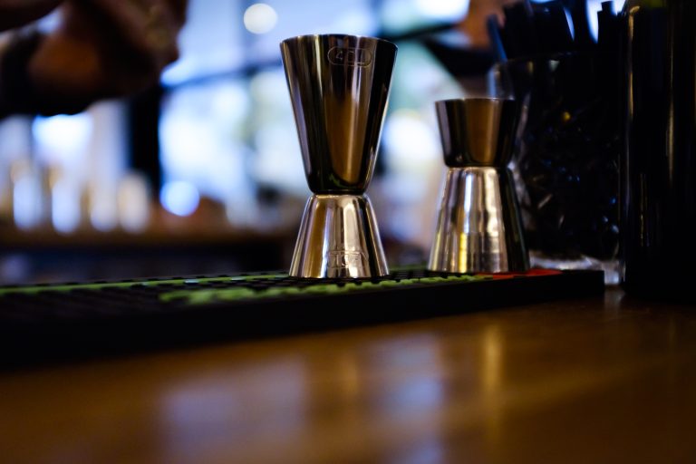 Messbecher (Jigger) auf der Barmatte – il Bar im il Boccone Konstanz