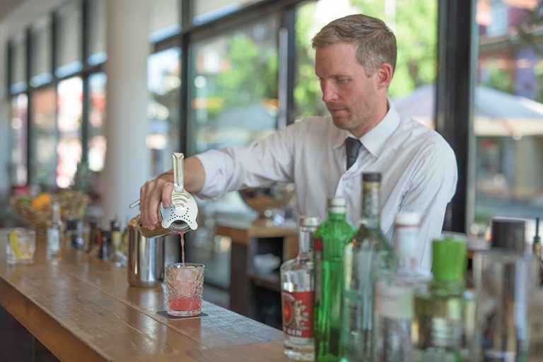 Barkeeper schenkt an der Theke ein – Cocktailbar im il Boccone Konstanz
