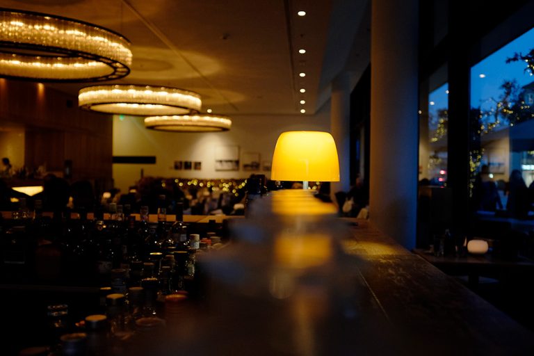 Langer Bartresen mit Leuchte am Abend – Bar in Konstanz