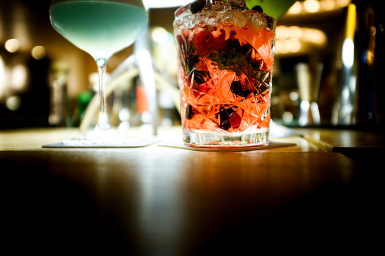 Blauer und roter Cocktail auf dem Bartresen der il Bar Konstanz