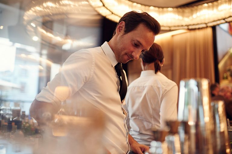 Barkeeper bei der Arbeit an der il Bar im il Boccone Konstanz