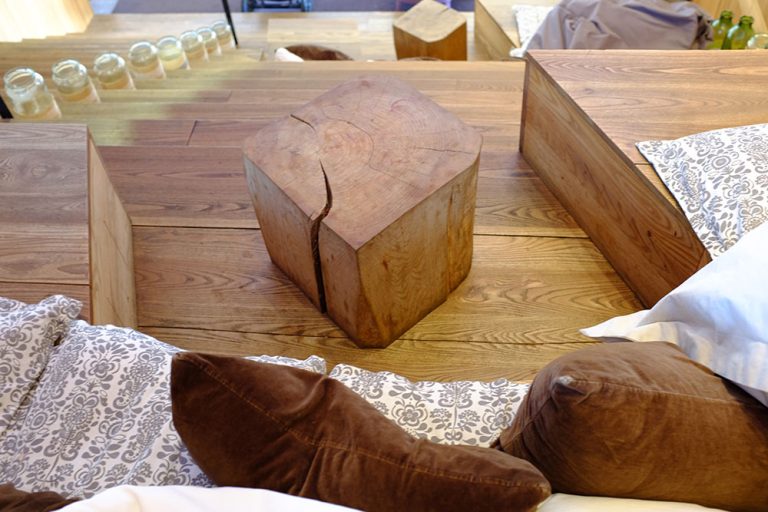 Holzpodest mit Kissen in der Lounge des il Boccone Konstanz