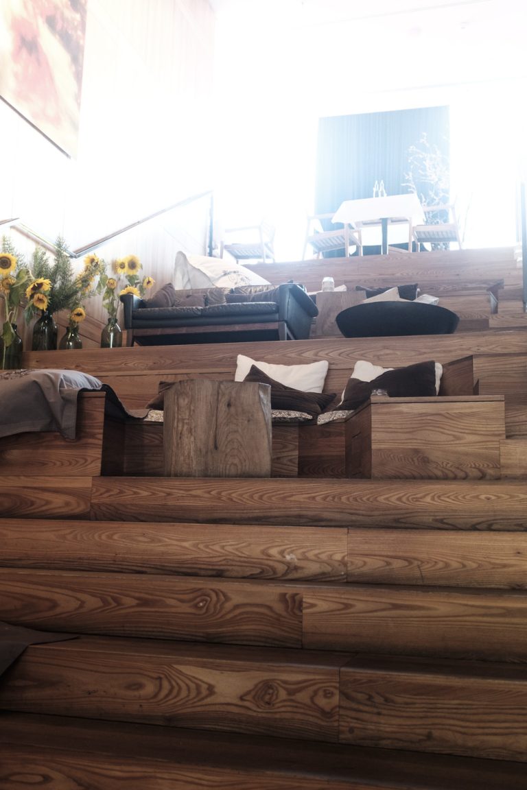 Sitzstufen aus Holz im il Boccone Konstanz