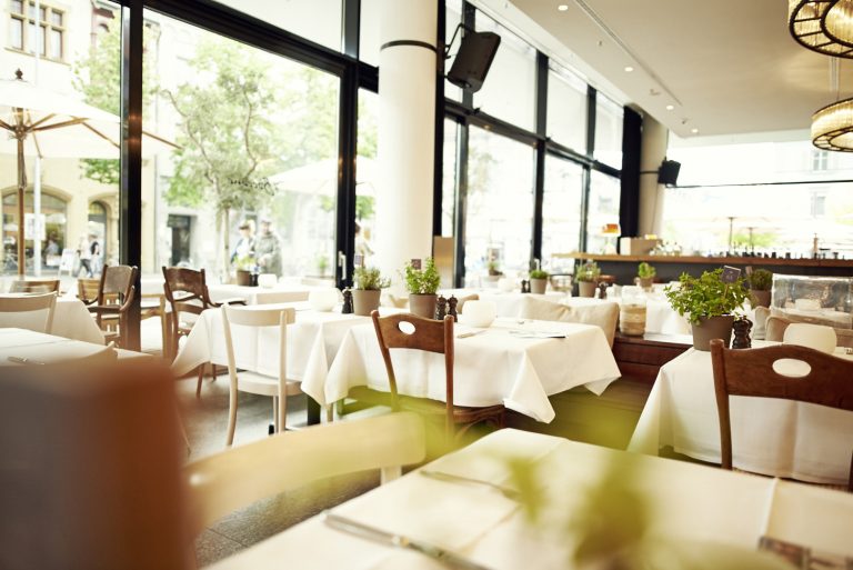 Weiß eingedeckte Tische an der Fensterfront im Ristorante il Boccone Konstanz