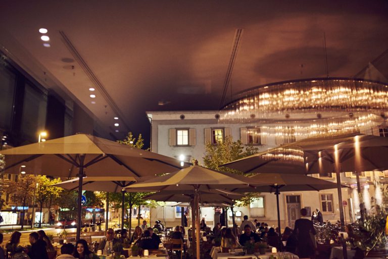 Terrasse mit Sonnenschirmen am Abend – Restaurant mit Terrasse in Konstanz