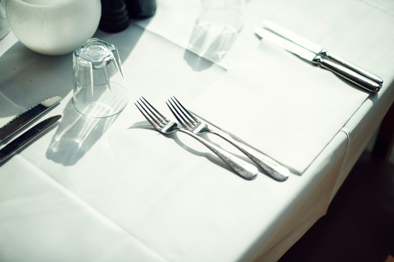 Gedeckter Tisch mit weißer Tischdecke im Ristorante il Boccone Konstanz