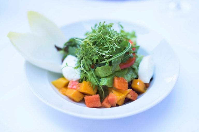 Frischer Salat mit Gemüse und Kresse aus der Küche des il Boccone Konstanz