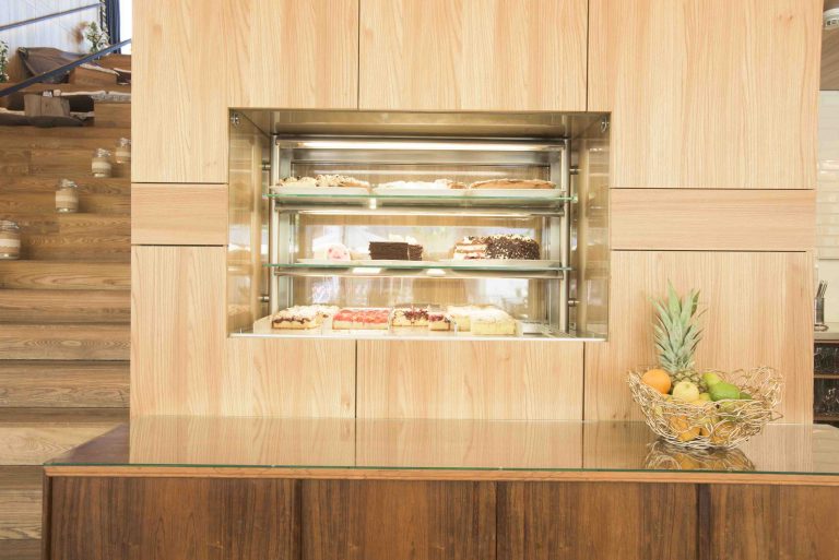 Vitrine mit Kuchen und Torten im il Boccone Konstanz