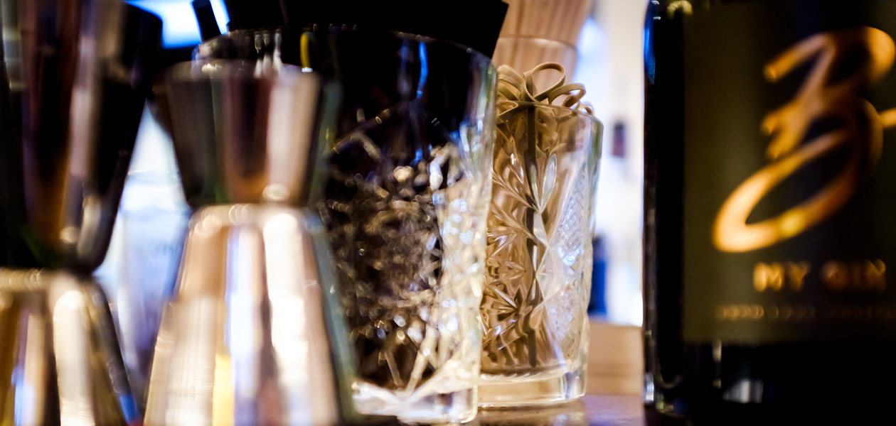 Barwerkzeug und B-MY-GIN-Flasche auf dem Tresen der il Bar Konstanz