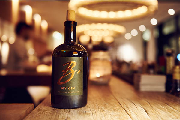 B-MY-GIN, London Dry Gin vom Bodensee, auf einem Tisch im il Boccone Konstanz