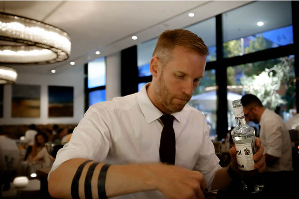Barchef Patrick „Paco“ Braun an der Bar des il Boccone Konstanz