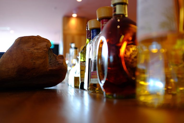 Spirituosenflaschen auf dem Bartresen der il Bar in Konstanz