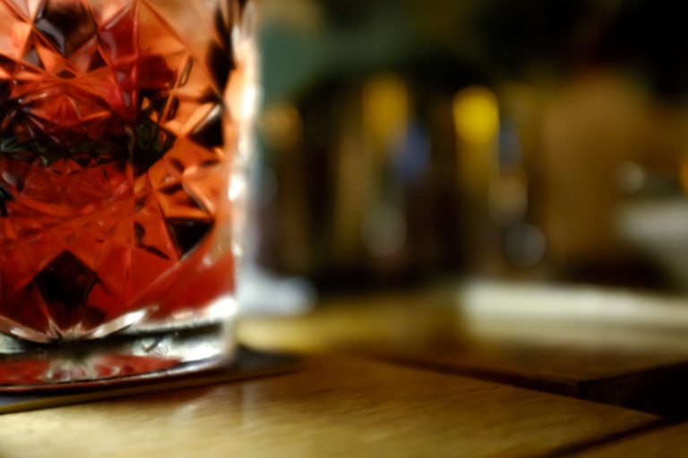 Roter Cocktail im Kristallglas an der Cocktailbar im il Boccone Konstanz
