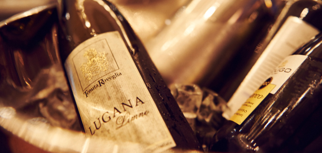 Italienischer Weißwein Lugana im Weinkühler – Weine im il Boccone Konstanz
